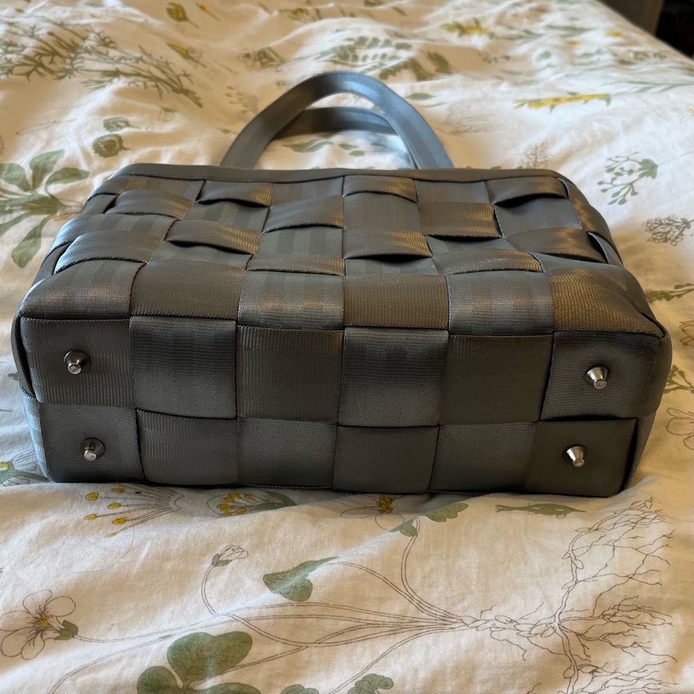 Harvey’s seatbelt bag. Large tote. Silver/ gray. Very clean. - Picture 5 of 11